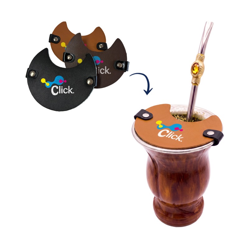 Proteja seu chimarrão do vento e mantenha o mate aquecido com estilo. O tapa mate em couro personalizado é ideal para empresas, brindes corporativos e eventos nativistas. Com impressão colorida da sua marca, destaca a identidade visual da sua empresa no dia a dia do cliente, garantindo visibilidade contínua em momentos de lazer e trabalho. Prático, resistente e muito elegante.
5. Informações Técnicas:
* Impressão frente colorida (4x0)
* Material resistente em couro
* Modelo com presilhas de fixação
OBS.: NÃO ACOMPANHA CUIA E BOMBA.
